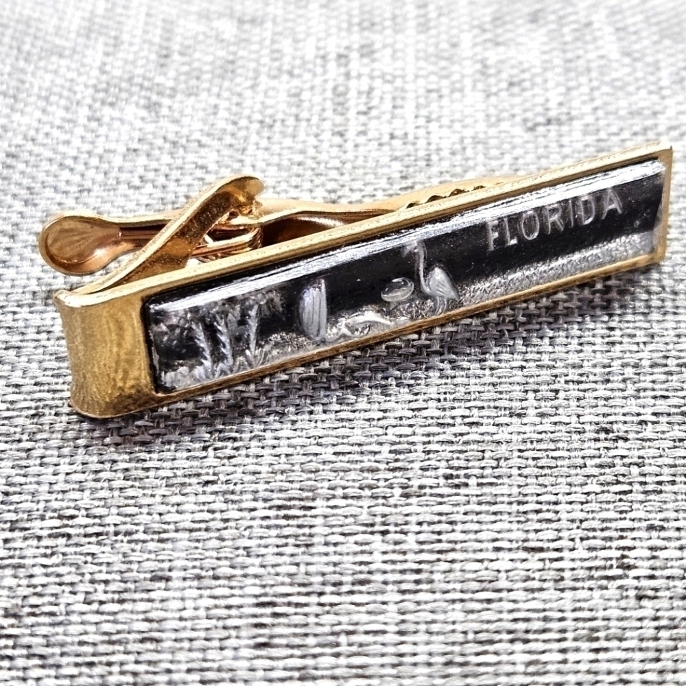 VINTAGE Florida Palm Trees & Flamingo 3D Black Gold-Tone Tie Bar Clip
